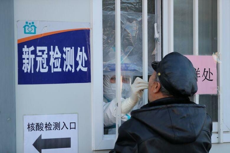 中国の疾病予防管理センター（CDC）によると、英国で急拡大している新型コロナウイルスの変異種が中国国内で初めて確認された。遼寧省瀋陽の検査所で撮影（2020年　ロイター）