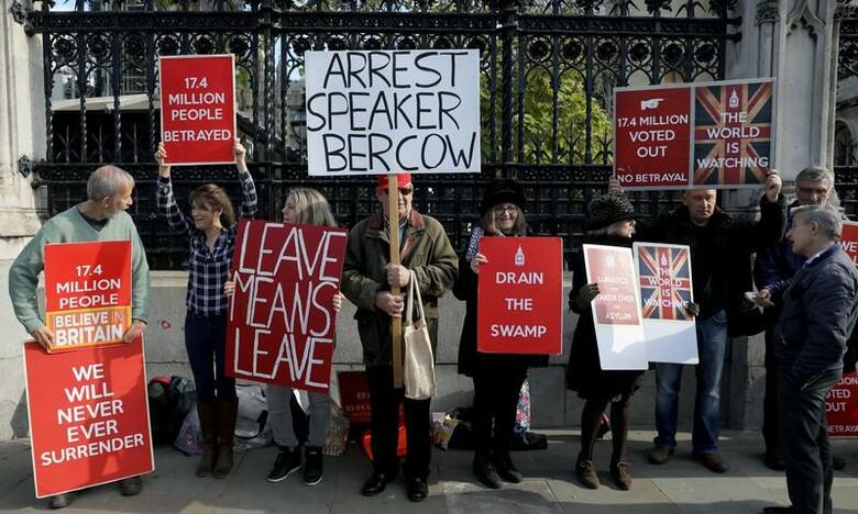 英議会下院は、ジョンソン首相が欧州連合（ＥＵ）とまとめた離脱協定案の関連法案を迅速に審議する議事日程の計画を否決した。写真はロンドンの議事堂前でプラカードを掲げる離脱支持派の人々（２０１９年　ロイター/Simon Dawson）