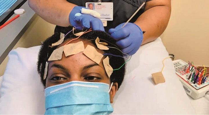 神経症状の検査を受ける筆者　COURTESY OF MARGOT GAGE WITVLIET