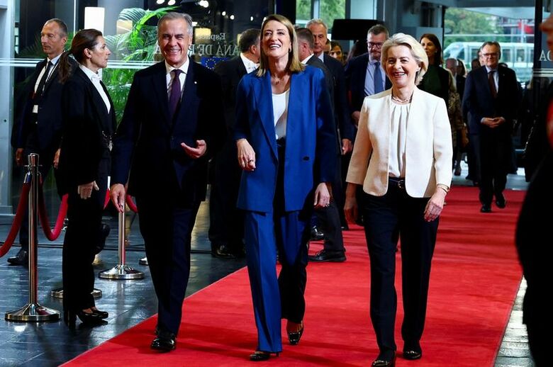 9月16日、ストラスブールにある欧州議会に到着したカナダのカーニー首相と、出迎えた欧州委員会のフォンデアライエン委員長と欧州議会のメッツォラ議長。 REUTERS/Yves Herman