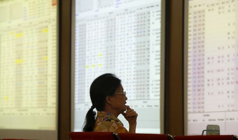 写真はハノイの証券会社にある株価モニター。2015年7月撮影。REUTERS/Kham