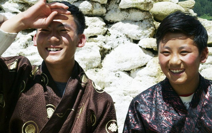映画では兄ゲンポ（左）と妹タシの心の葛藤を見つめる　(c)ECLIPSEFILM/SOUND PICTURES/KRO-NCRV