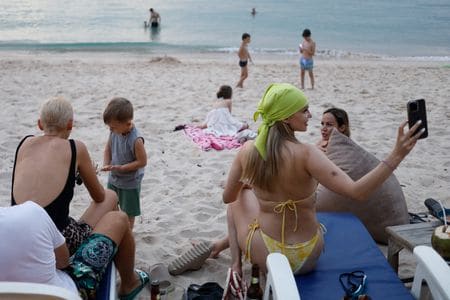 　１２月２８日、タイを訪れるロシア人旅行者が急増しており、１１月の人数は９月の７倍近くに達した。写真はプーケットのビーチで楽しむロシア人旅行者。１７日撮影（２０２２年　ロイター/Jorge Silva）