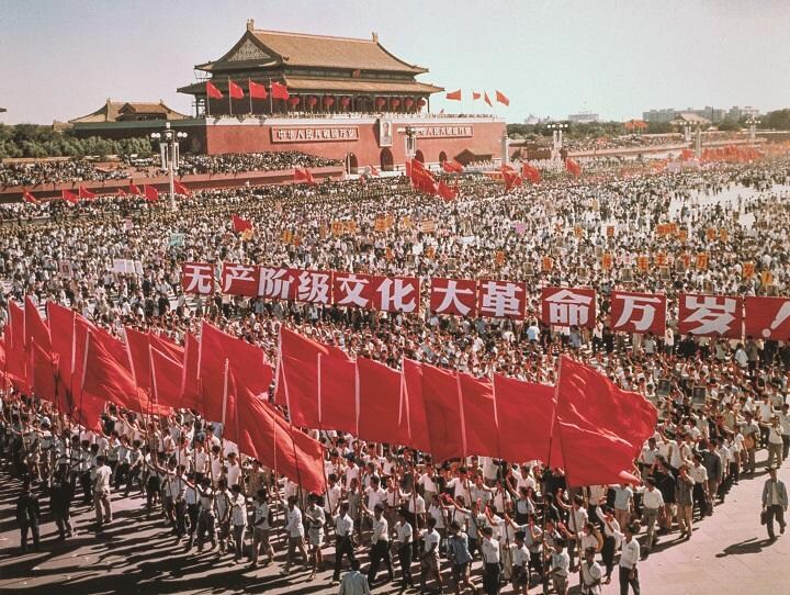 毛沢東時代の文化大革命の混乱と熱狂は中国社会に深い傷痕を残した　BETTMANN／GETTY IMAGES