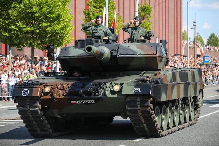 ポーランドの軍事パレードでお披露目されたレオパルト2戦車（2019年）　Beata Zawrzel via Reuters Connect