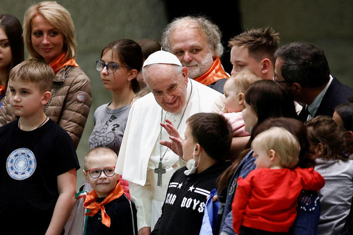 「同じ白人」というバイアスは援助にどの程度影響したのか（ウクライナ難民と交流するローマ教皇フランシスコ、3月）Guglielmo Mangiapane-REUTERS