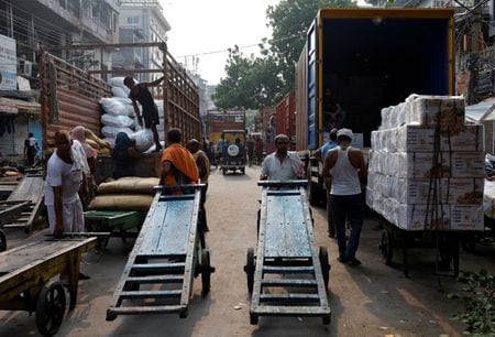 　インド政府が８月１４日発表した７月の卸売物価指数は前年同月比２．０４％上昇と、６月の３．３６％から伸びが鈍化した。野菜価格の下落が主因だった。７月２２日、デリーで撮影（２０２４年　ロイター/Priyanshu Singh）
