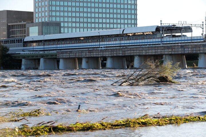 台風19号による豪雨で多摩川など首都圏を流れる河川でも増水し、各地で氾濫が起きた　Kim Kyung Hoon-REUTERS