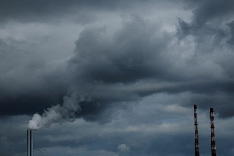 廃棄物発電施設の煙突から上がる煙。2023年8月、アイルランド・ダブリンで撮影。REUTERS/Clodagh Kilcoyne/File Photo