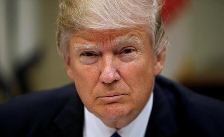 　４月２４日、米ホワイトハウスは、トランプ大統領（写真）は引き続きメキシコ国境に壁を建設する計画や軍増強に向けた費用を歳出法案に盛り込むことを求めており、政府機関の閉鎖回避に向けた同法案をめぐる政府と議会指導部による交渉は継続していることを明らかにした。３月撮影（２０１７年　ロイター/Kevin Lamarque）