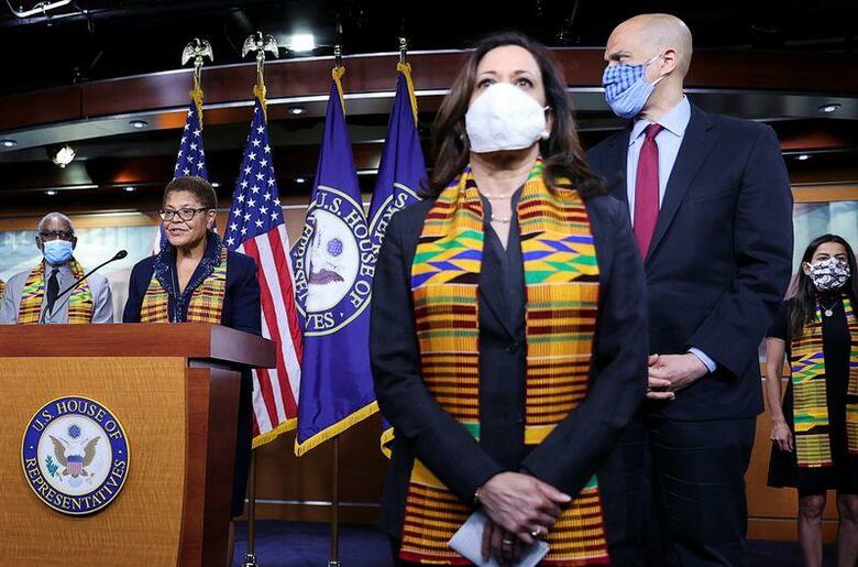 米民主党議員は8日、黒人男性ジョージ・フロイドさんが白人警官による暴行で死亡した事件を受け、警察官による暴力と人種差別に対抗する法案を公表した(2019年　ロイター/JONATHAN ERNST)