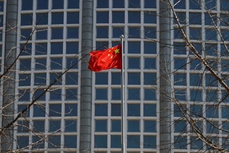　３月１日、在米中国大使館は米国に住む中国人に対し、「憂慮すべき」治安の状況を理由に身の安全に気を付けるよう注意喚起した。写真は中国国旗。北京市内の中国外務省で２月撮影（２０２２年　ロイター/Carlos Garcia Rawlins）