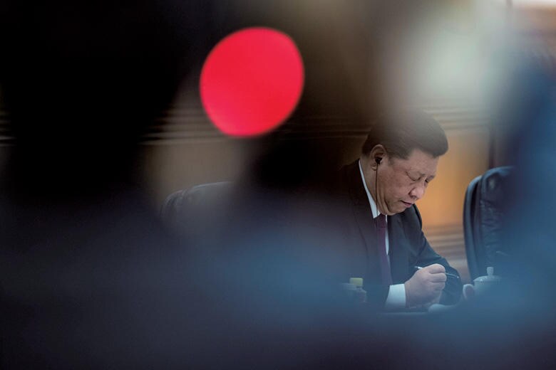 習近平国家主席は実は悩みが多い？（12月10日、北京の人民大会堂で）　REUTERS