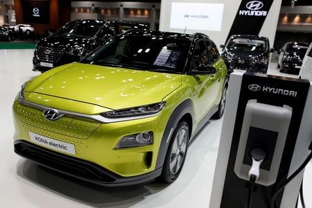 　２月２４日、韓国当局は、現代自動車が電動仕様の「コナ」２万５０８３台を含む計２万６６９９台の電気自動車（ＥＶ）をリコールすると発表した。写真は「コナ」。昨年７月バンコクのモーターショーで撮影（２０２１年　ロイター／Jorge Silva）