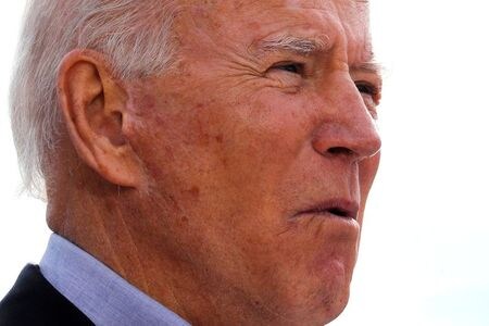 ２９日の米大統領選第１回テレビ討論会を受け、バイデン前副大統領の陣営と民主党に選挙資金が集まっていることが分かった。選挙戦が残り約１カ月となる中、バイデン陣営が資金面で優位を広げる可能性がある。写真はオハイオ州で9月撮影（２０２０年　ロイター／MIKE SEGAR）