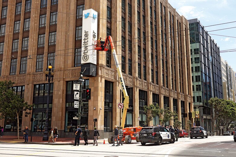 マスクがXへの改名を決定した直後、サンフランシスコの本社ビルから撤去されるツイッターの看板（23年7月）　JUSTIN SULLIVAN/GETTY IMAGES