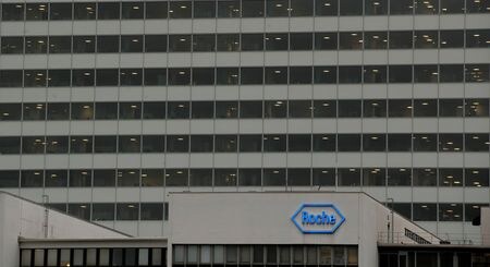 　スイスの製薬大手ロシュは、肝臓・心臓代謝疾患治療薬の開発を手掛ける米バイオテクノロジー企業８９ｂｉｏを買収することで合意したと１８日発表した。写真はロシュのロゴ。２０１８年２月、スイスのバーゼルで撮影（２０２５年　ロイター/Arnd Wiegmann）