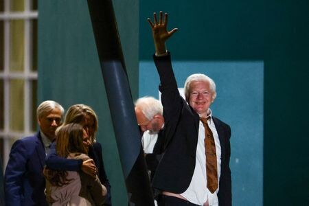米スパイ活動法違反の罪を認め釈放された内部告発サイト「ウィキリークス」創設者ジュリアン・アサンジ氏が２６日、母国オーストラリアに到着した。キャンベラに到着したアサンジ氏。（2024年　ロイター/Edgar Su）