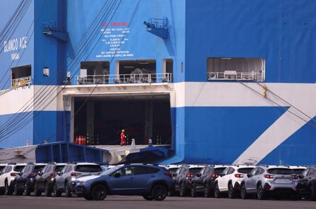 写真は横浜港の輸出待ちの新車。2025年3月に撮影。  REUTERS/Issei Kato