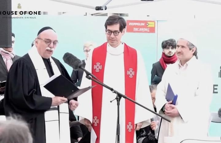 ユダヤ教、キリスト教、イスラム教の世界初の合同礼拝所「ハウス・オブ・ワン」の起工式が行われた　YouTube-House of One