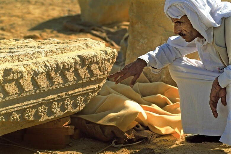 アレクサンドロス大王の墓の可能性があるとされる遺跡を発掘するスタッフ（エジプトのシワ・オアシスで）　BARRY IVERSON/GETTY IMAGES