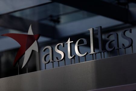 　４月１２日、アステラス製薬は一部医薬品の資産価値見直しなどで約７００億円の減損損失を計上し、２０２４年３月期の業績見通し（国際会計基準）を下方修正すると発表した。写真はアステラス製薬のロゴ。２０１９年１２月、都内で撮影（２０２４年　ロイター/Kim Kyung-Hoon）