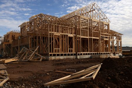 米大手住宅建設会社の間で新築物件の価格を引き上げる動きが相次いでいる。高い住宅ローン金利により住宅所有者が改装を先送りする中、売りに出される中古物件の在庫が大きく減少していることが、住宅建設会社に追い風となっている。米ニュージャージー州で２０２１年１１月撮影（２０２３年　ロイター/Andrew Kelly/File Photo）
