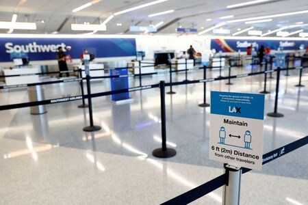 　航空業界団体と経済団体は２２日、米連邦政府や州政府、各国政府などに対し、航空旅客の自主隔離や渡航禁止令をやめ、渡航前後の新型コロナウイルス検査実施に代えるよう要請した。写真は閑散とする空港カウンター、ロサンゼルス国際空港で５月撮影（２０２０年　ロイター／Patrick T. Fallon）