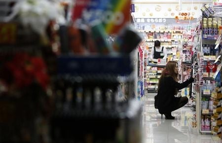 　１２月２５日、総務省が公表した１１月の消費者物価指数は、指標となる生鮮食品を除くコアＣＰＩが前年同月比で０．１％上昇した。市場予想の同ゼロ％を上回り、５カ月ぶりにプラスに転じた。都内のドラッグストアで２０１３年１２月撮影（２０１５年　ロイター/Yuya Shino）