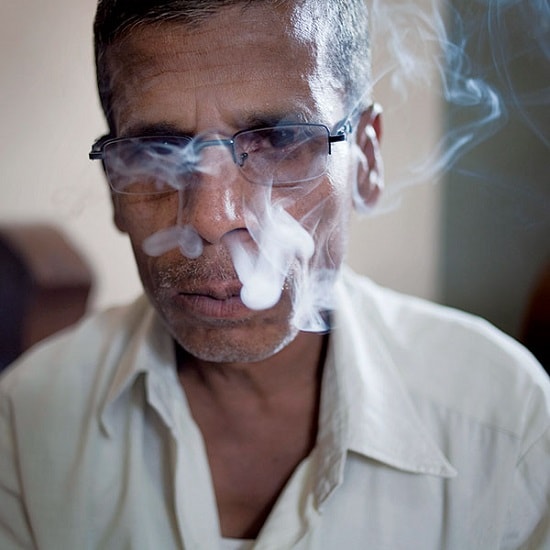 タバコの葉を仕入れる際に品質をチェックするインドのたばこ会社のテイスターは、仕事のために1日当たり100本ほどの葉巻きたばこを吸う