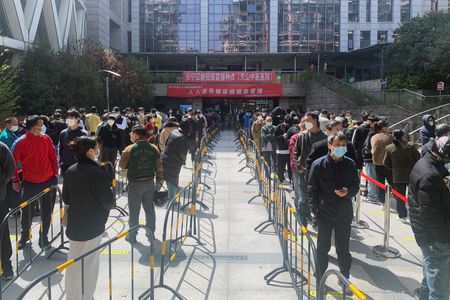 　中国国家衛生健康委員会によると、中国本土で２４日に確認された新型コロナウイルス新規感染者は１３６６人と、前日の２０５４人から減少した。写真はウイルス検査のため病院の前で並ぶ人。上海で撮影（２０２２年　ロイター/Xihao Jiang）