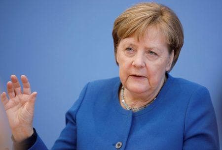 ドイツのメルケル首相は１１日、国内で最大７０％の人が新型コロナウイルスに感染する恐れがあると警告し、治療法がないため感染を遅らせる取り組みに焦点を当てるべきという考えを示した（２０２０年　ロイター/AXEL SCHMIDT）