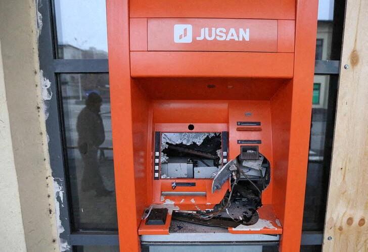 カザフスタン政府によるインターネット遮断は、1月10日で6日目を迎えた。デジタル人権擁護団体は、何百万人もの国民が、基本的なサービスを利用しにくく、また国内を揺るがす反政府抗議行動に関する情報へのアクセスも困難な状況に陥っていると話している。写真は、抗議デモで破壊されたATM。同国最大都市アルマトイで8日撮影（2022年　ロイター/Pavel Mikheyev）A view shows an ATM cash machine that was damaged during mass protests t