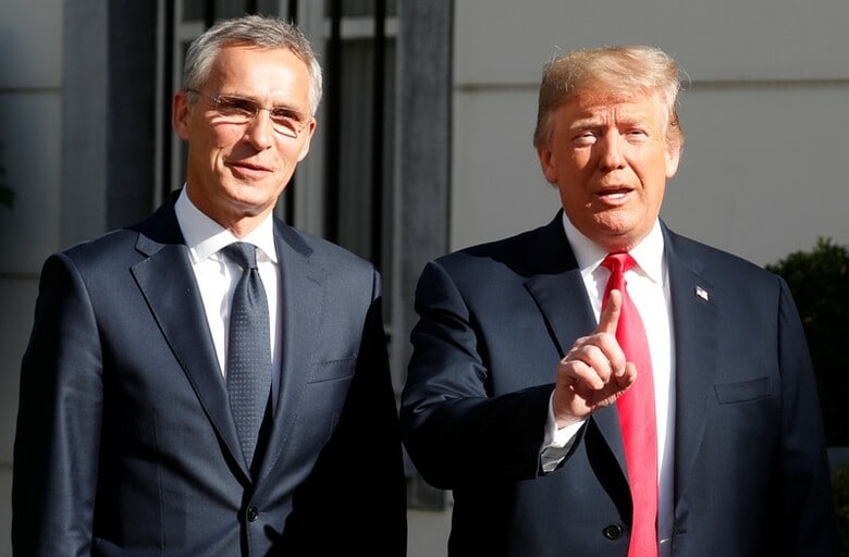 ７月１１日、トランプ米大統領（写真右）は、北大西洋条約機構（ＮＡＴＯ）加盟国の拠出額拡大はまだ不十分との認識を示した。左はストルテンベルグＮＡＴＯ事務総長、ブリュッセルで撮影（２０１８年　ロイター/Kevin Lamarque）