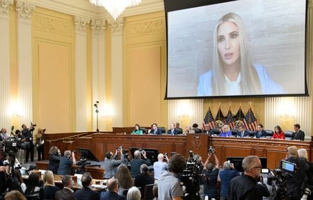 　６月１０日、トランプ前大統領の支持者らによる昨年１月の連邦議会襲撃を調査する下院特別委員会は、公開の公聴会を開き、選挙に不正があったと主張することを拒否したトランプ氏の娘イバンカ氏の証言などが明らかにされた。写真は公聴会の様子。９日ワシントンでの代表撮影（２０２２年／ロイター）