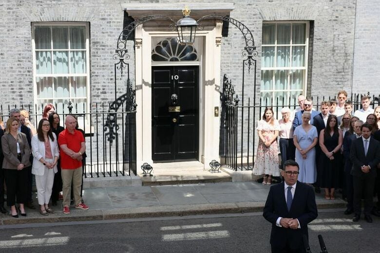 ダウニング街１０番地の外で演説を行うアンディ・バーナム新英首相。２０日、ロンドンで撮影。REUTERS/Jack Taylor