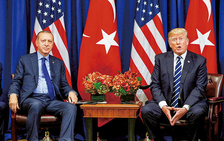エルドアン（左）とトランプは独裁色の強い大統領として意気投合したかに見えたが（2017年9月、ニューヨーク）KEVIN LAMARQUE-REUTERS