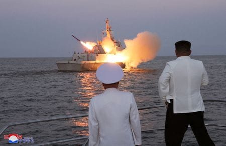 　北朝鮮国営の朝鮮中央通信（ＫＣＮＡ）は２１日、金正恩総書記が戦略巡航ミサイル実験を視察したと伝えた。写真はＫＣＮＡ配信（２０２３年　ロイター）