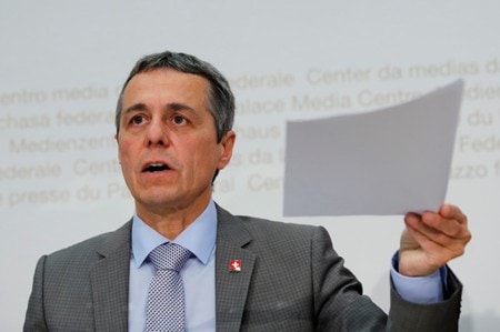 　７月４日、スイス政府は、欧州連合（ＥＵ）との関係性を規定する新たな条約の交渉を夏季休暇明けに持ち越すと発表した。ベルンで会見するスイスのカシス外相(２０１８年　ロイター／STEFAN WERMUTH)