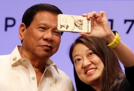 　５月８日、フィリピンの世論調査で、ドゥテルテ大統領（写真左）の第１・四半期の支持率が８０％に上ったことが分かった。マニラで４月撮影（２０１７年　ロイター/Erik De Castro）