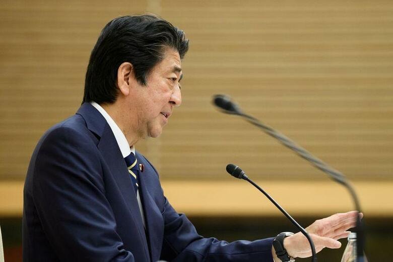 政府は、検察官の定年を引き上げる検察庁法改正案の今国会での成立見送りを決定した。写真は安倍首相。14日都内での代表撮影（2020年／ロイター）