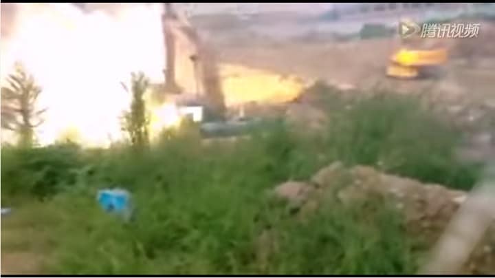 土地収用に抗議する山東省の農民がショベルカーに土砲（追撃弾）を打ち込む映像が注目を集めた　From YouTube