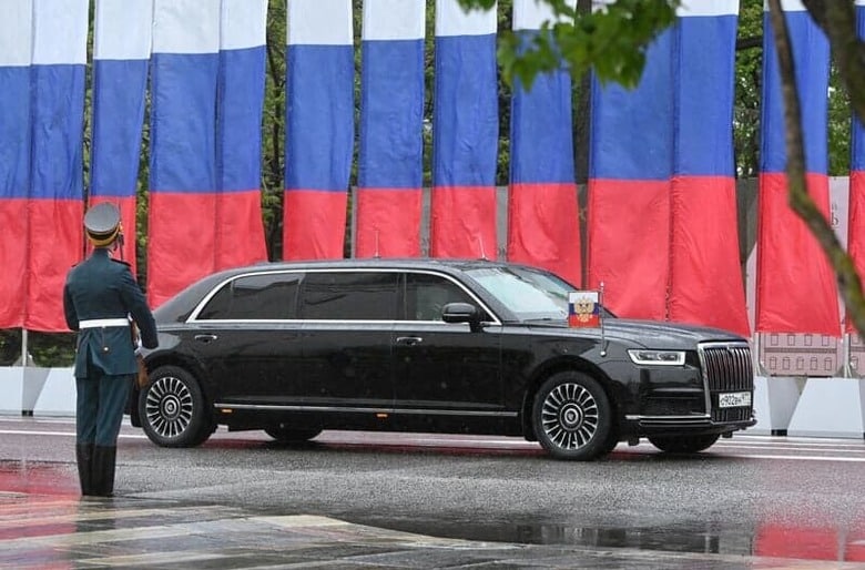 ５月７日、ロシアのマントゥロフ副首相代行は、サンクトペテルブルクの旧トヨタ自動車の工場で、プーチン大統領が使用する高級車「アウルス」の生産を開始すると述べた。写真は、ロシア・モスクワで就任式前にプーチン大統領を乗せたアウルス。提供写真（２０２４年　ロイター/Sputnik/Sergey Guneev/Kremlin via REUTERS）