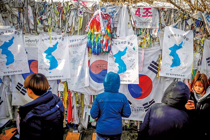 韓国と北朝鮮は統一旗を掲げて合同入場することで合意したが（韓国・坡州市）　Kim Hongji-REUTERS