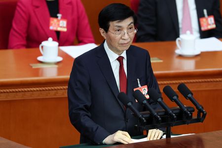 　中国国営の新華社によると、中国共産党序列４位の王滬寧人民政治協商会議主席は２５日、中国と台湾は「平和的統一」を達成するために努力すべきだと強調した。３月撮影（２０２５年　ロイター/Florence Lo）