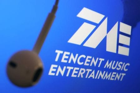 　中国の音楽配信サービス、テンセント・ミュージック・エンターテインメント・グループは２８日、米預託株式（ＡＤＳ）を対象とする最大１０億ドルの自社株買い枠の設定を発表した。同社にとって過去最大規模の自社株買いとなる。写真あ２２日撮影（２０２１年　ロイター／FLORENCE LO）