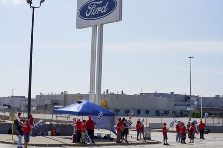 米自動車大手フォード・モーターは１８日、ミシガン州で１５０人を一時解雇すると発表した。写真は米ミシガン州にあるフォードの工場の外でピケを張る全米自動車労組の組合員。９月撮影。（2023年 ロイター/Dieu-Nalio Chery/File Photo）