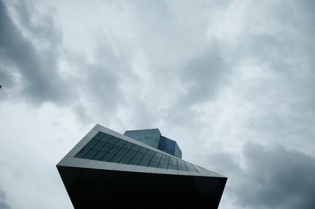 　１１月７日、欧州中央銀行（ＥＣＢ）のラウテンシュレーガー専務理事は、ユーロ圏経済の回復は堅固で、インフレ率が今後上昇するとみられ、ＥＣＢは資産買い入れの明確な終了時期を設定すべきだったと述べた。写真はＥＣＢ本部、フランクフルトで７月撮影（２０１７年　ロイター／Ralph Orlowski）
