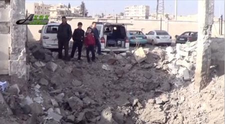 ２月１６日、国連は、シリアで複数の学校と病院がミサイル攻撃を受け、民間人ら５０人近くが死亡したと発表、明白な国際法違反として非難した。写真はアザズの攻撃を受けたとみられる病院。ソーシャルメディアの映像から（２０１６年　ロイター）