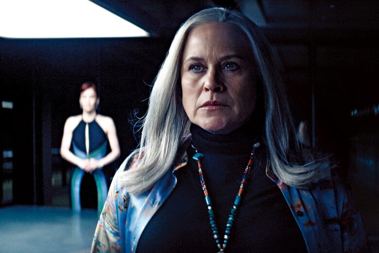 ルーモン社に人生をささげてきたコベル（アークエット）は、解雇を機に壊れ始める　APPLE TV+